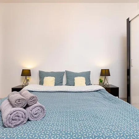 Valerie Walking Distance To Center *