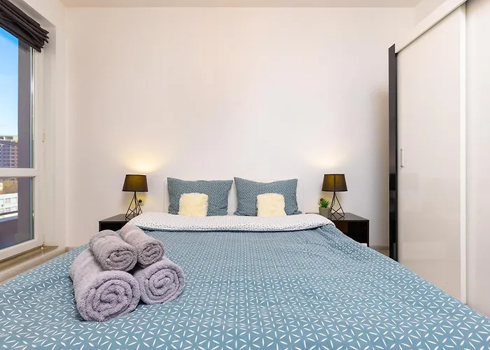 Valerie Walking Distance To Center *